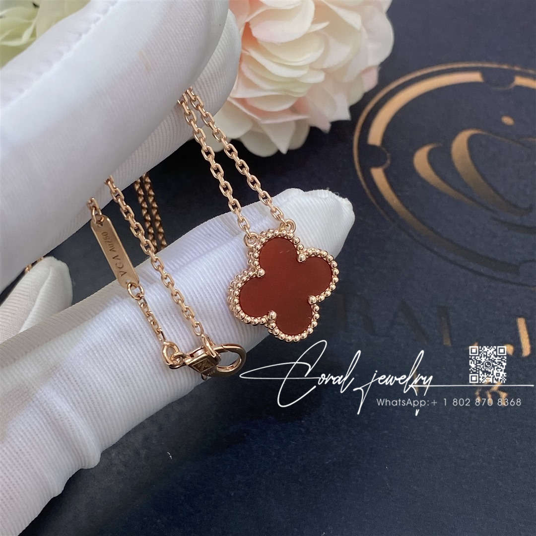 Van cleef & arpels vintage alhambra pendant yellow gold, carnelian vcard38500 (1)