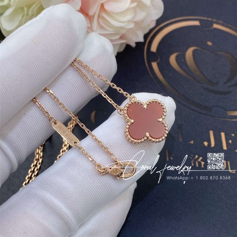 Van cleef & arpels vintage alhambra pendant yellow gold, carnelian vcard38500 (3)