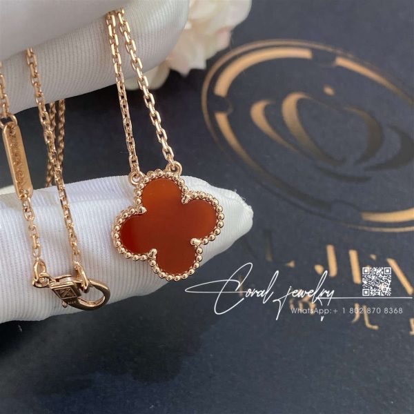 Van Cleef & Arpels Vintage Alhambra pendant Yellow gold, Carnelian VCARD38500
