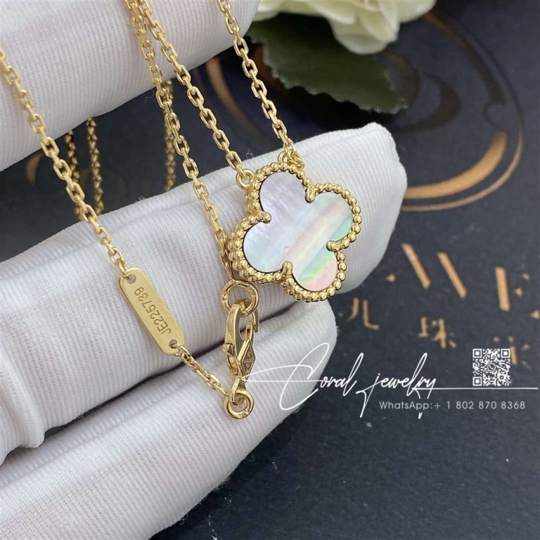 Van cleef & arpels vintage alhambra pendant yellow gold, mother of pearl vcarp4kk00 (5)
